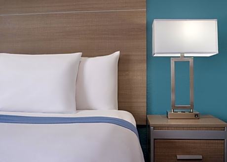 King Suite with Bath Tub and Sofa Bed - Disability/Non-Smoking