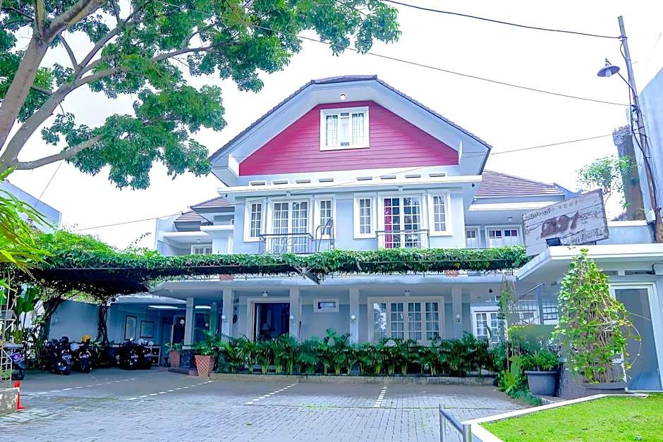 Front One Boutique Baluran Malang