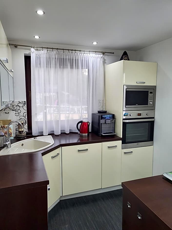 Chata Valca PATJA-v mesiacoch apríl až november pri prenajatí aj jedného apartmánu uzavrieme ostatné apartmány, aby ste si užili súkromie