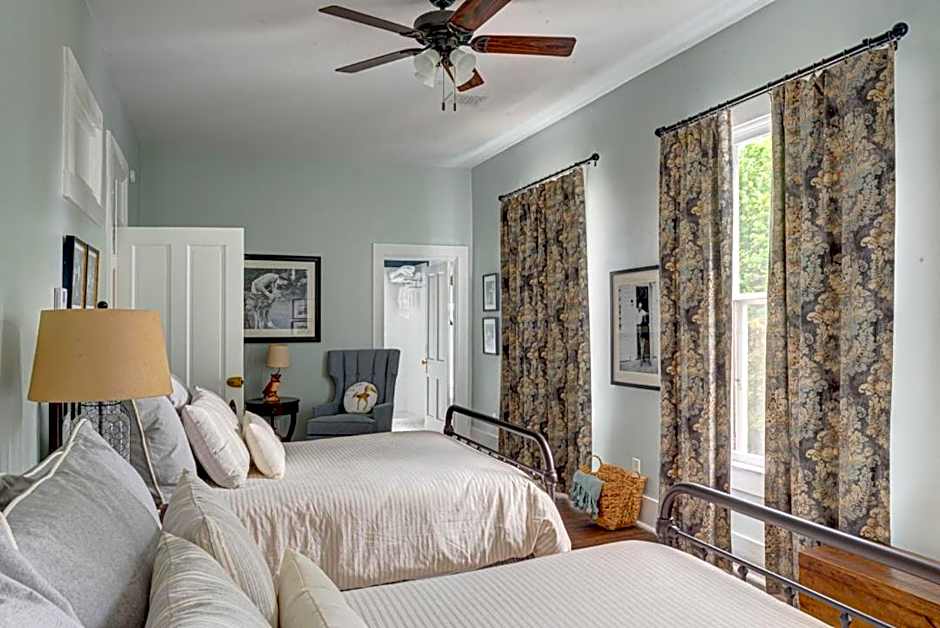 Historic Birch Lodge and Motel