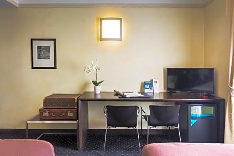 ROOM, TWIN BEDS