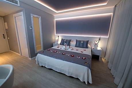 Double Room with Balcony and Sea View