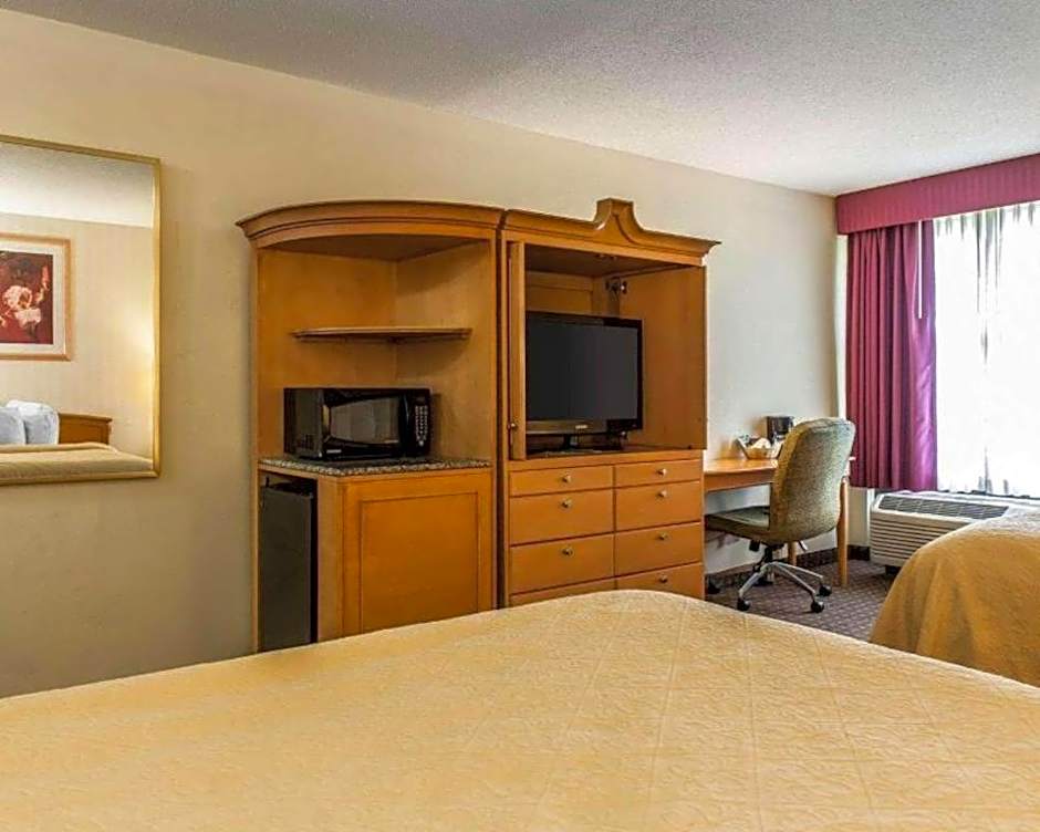 Quality Inn & Suites Shelbyville I-74