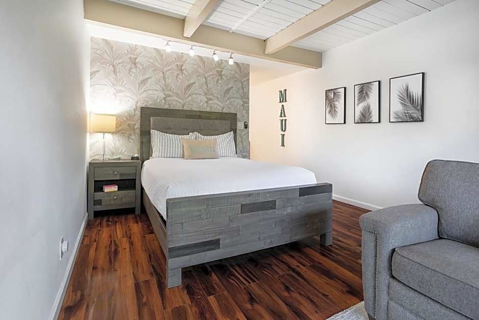 Walk to Beach! Full Kitchen and Pool