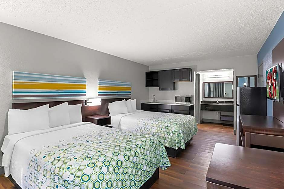 HomeTowne Studios by Red Roof Richmond - Airport Sandston