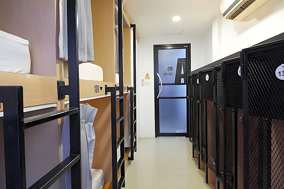 18 Coins Cafe & Hostel