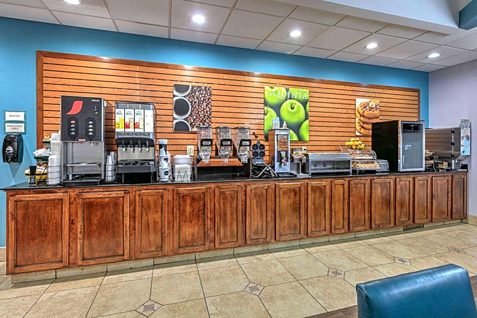 La Quinta Inn & Suites by Wyndham Tulsa Airport