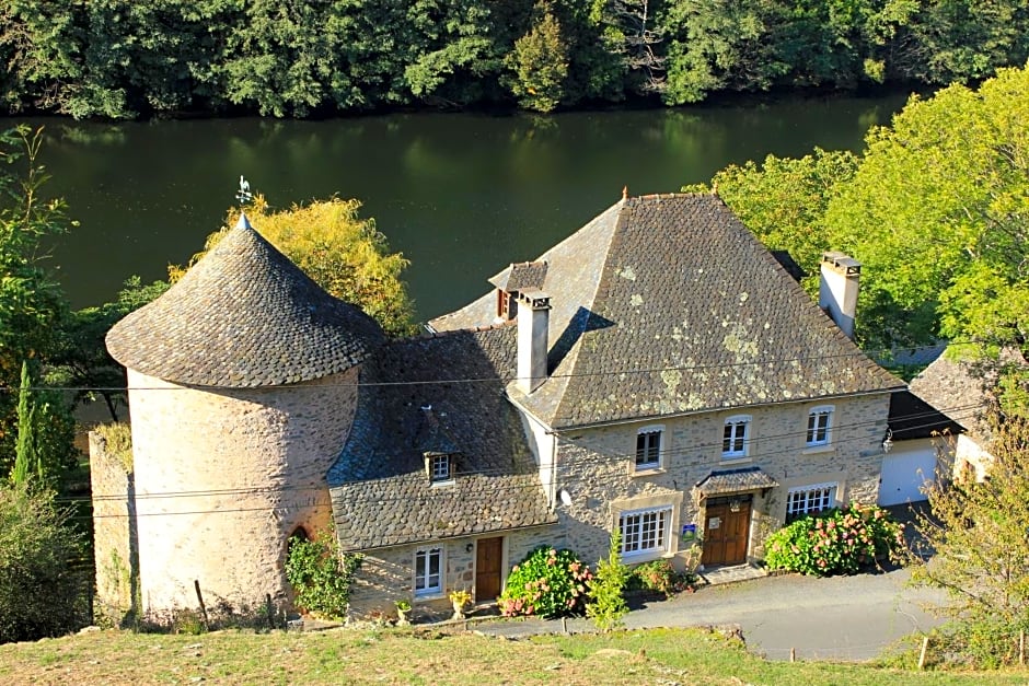 Le Manoir des Pélies Gîte et Chambres d'hôtes de charme à 7kms de Conques Spa, Piscine, Rivière, Thermes de Cransac