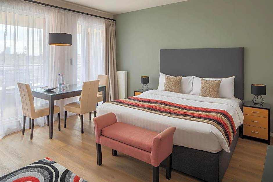 Escala Hotel & Suites