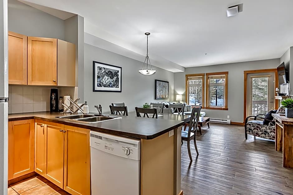 Suites with Pool & Hot tubs managed by Little Sister Getaways