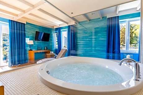Deluxe Suite with Hot Tub