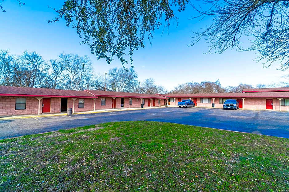 OYO Hotel Beeville -US 181