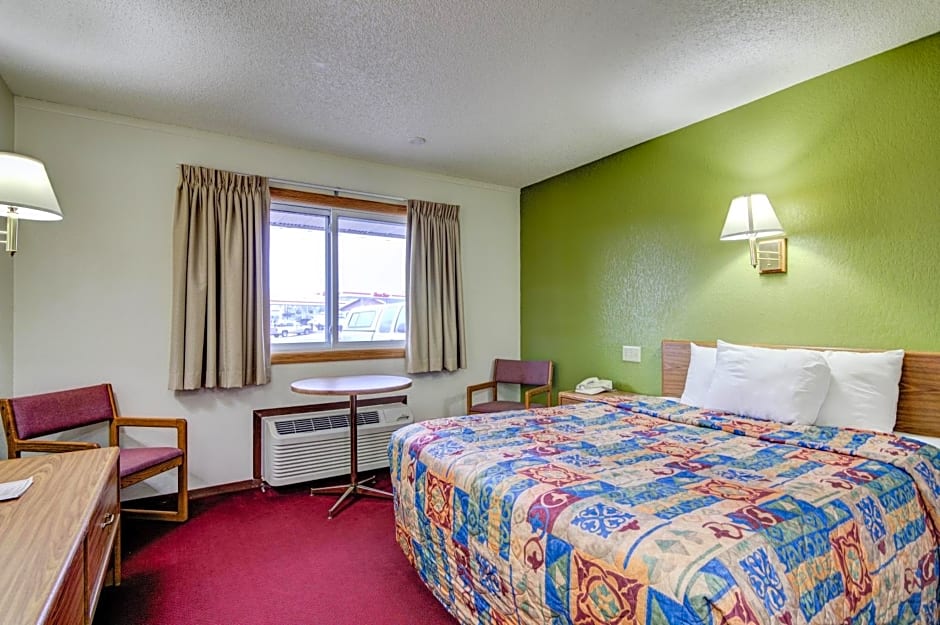 Bloomer Inn & Suites