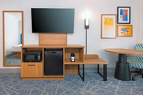 King Room with Roll-In Shower - Mobility Access/Non-Smoking