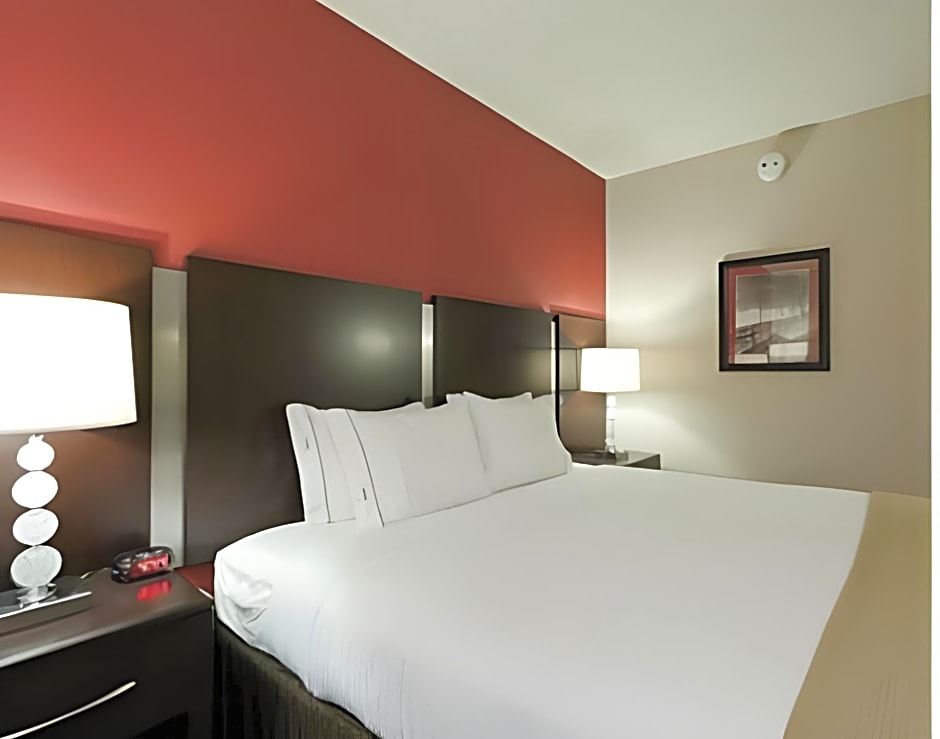 Holiday Inn Express & Suites - New Philadelphia Southwest By IHG