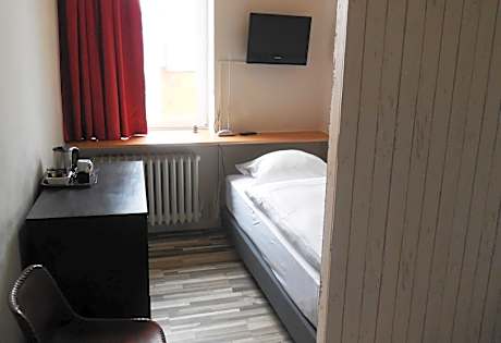 Standard - 1 Single Bed with Shared Bathroom and Toilett separated on floor