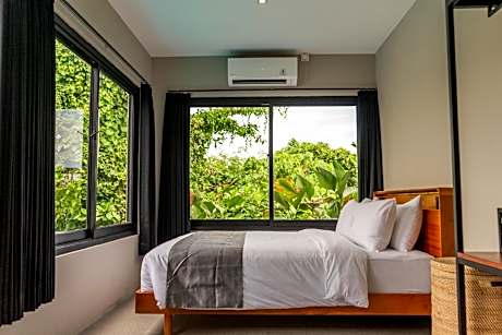 Deluxe Studio with Shared Bathroom