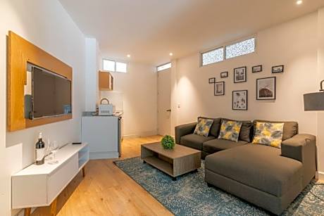 Stylish Quiet Studio, Smart TV, Six Flags 1k
