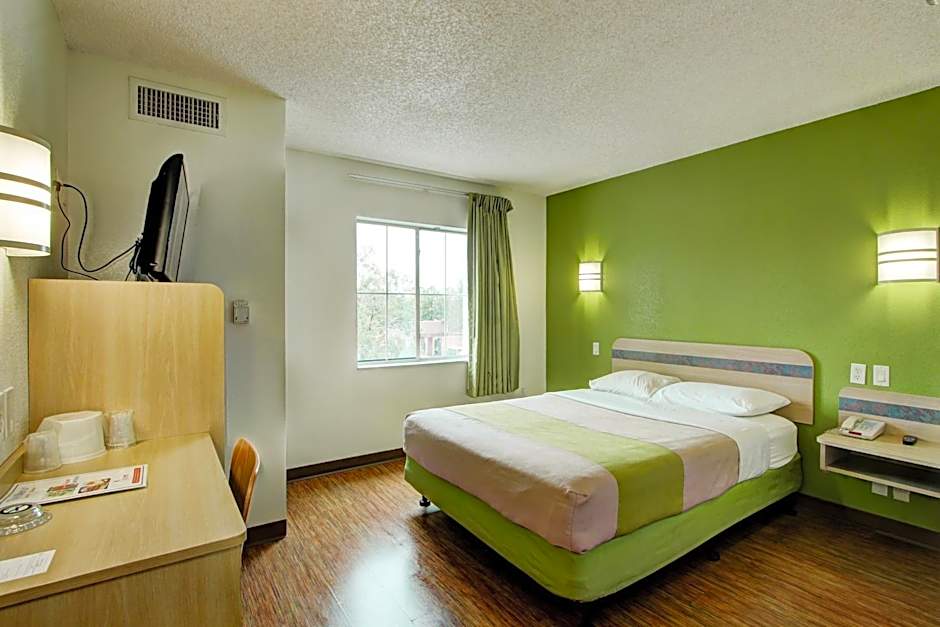 Super 8 by Wyndham Aurora East