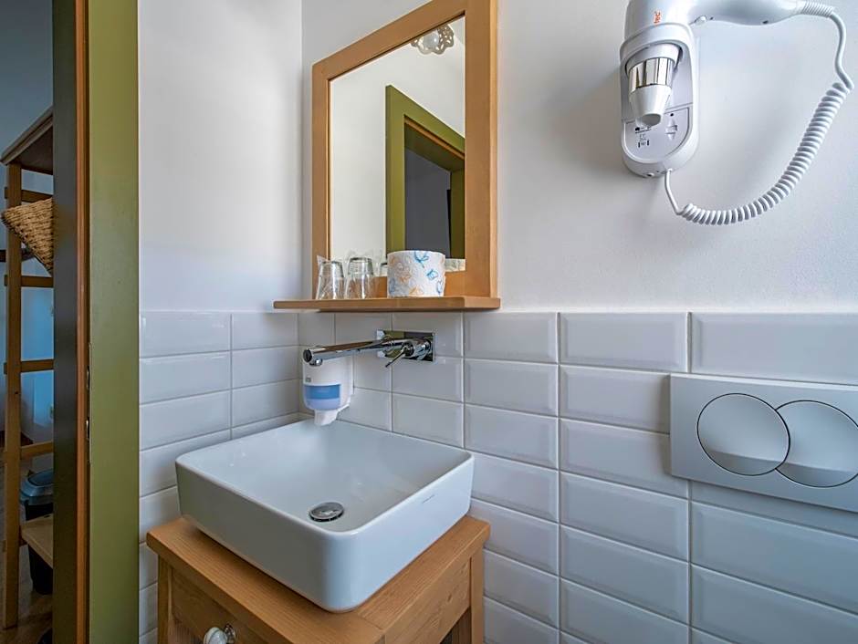 Berghi Hotel and Apartments