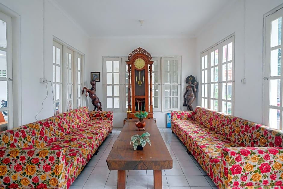 RedDoorz Plus near UMS Solo