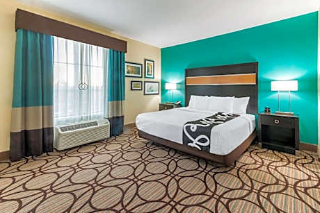 Deluxe King Suite with Mobility/Hearing Impaired Access - Non-Smoking