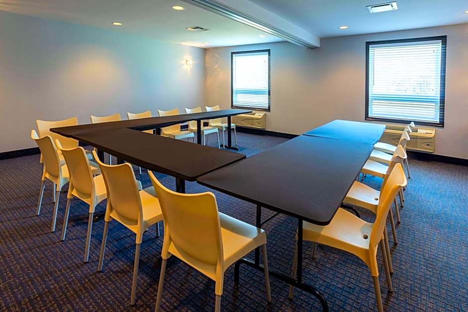 Super 8 by Wyndham Lachenaie/Terrebonne