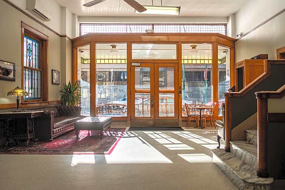 Gardner Hotel & Hostel