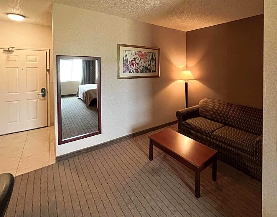 Quality Inn & Suites Grants - I-40