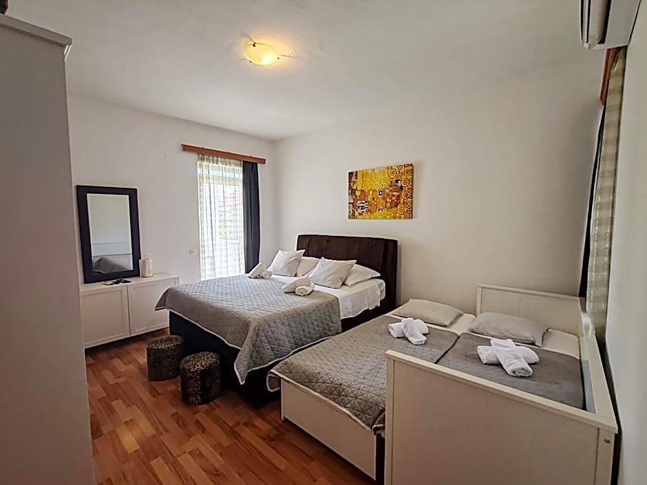 Apartments and pansion M&R