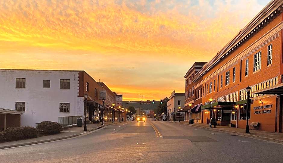 Holiday Inn Express & Suites Rocky Mount Smith Mountain Lake By IHG