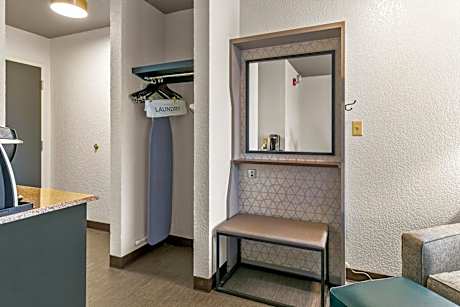 King Suite - Non-Smoking