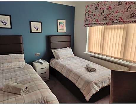 Apple House Wembley Twin Room shared bathroom