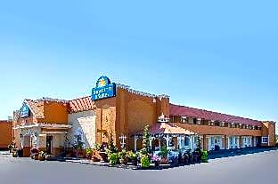 Days Inn & Suites by Wyndham Terre Haute