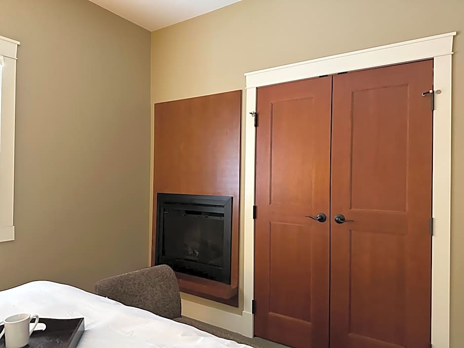 Solara Escape - 2BR Retreat with Pool - Hot Tub - Gym - Spa