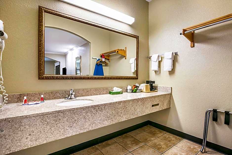 Econo Lodge Inn & Suites