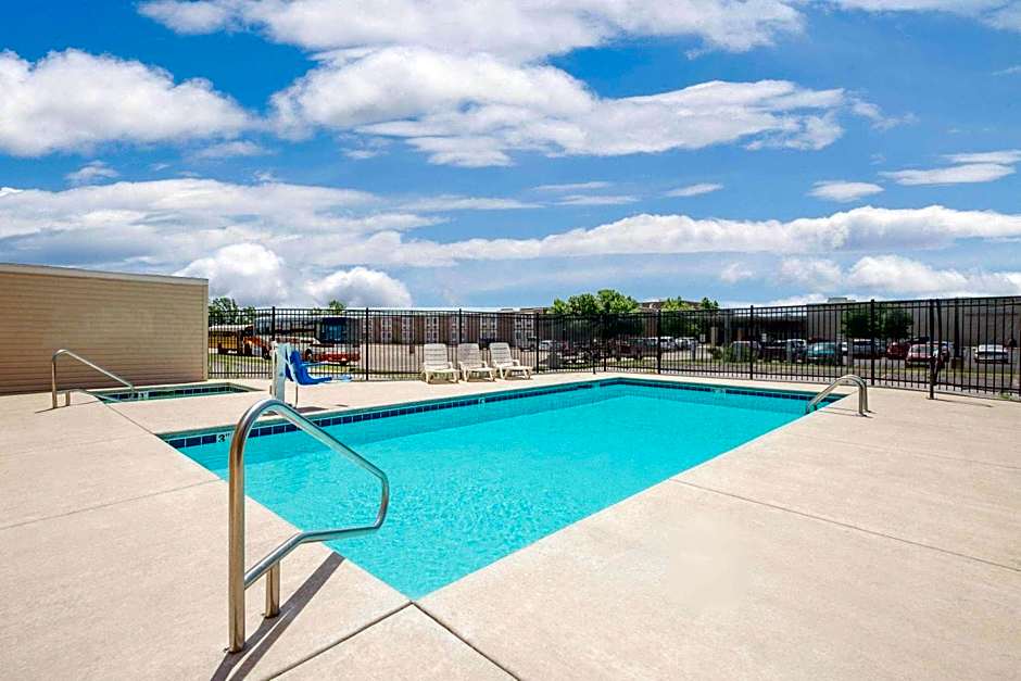 Days Inn & Suites by Wyndham Hutchinson