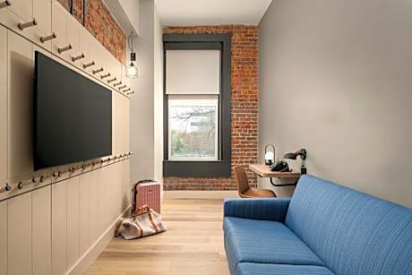 Queen Room with City View - Hearing Accessible