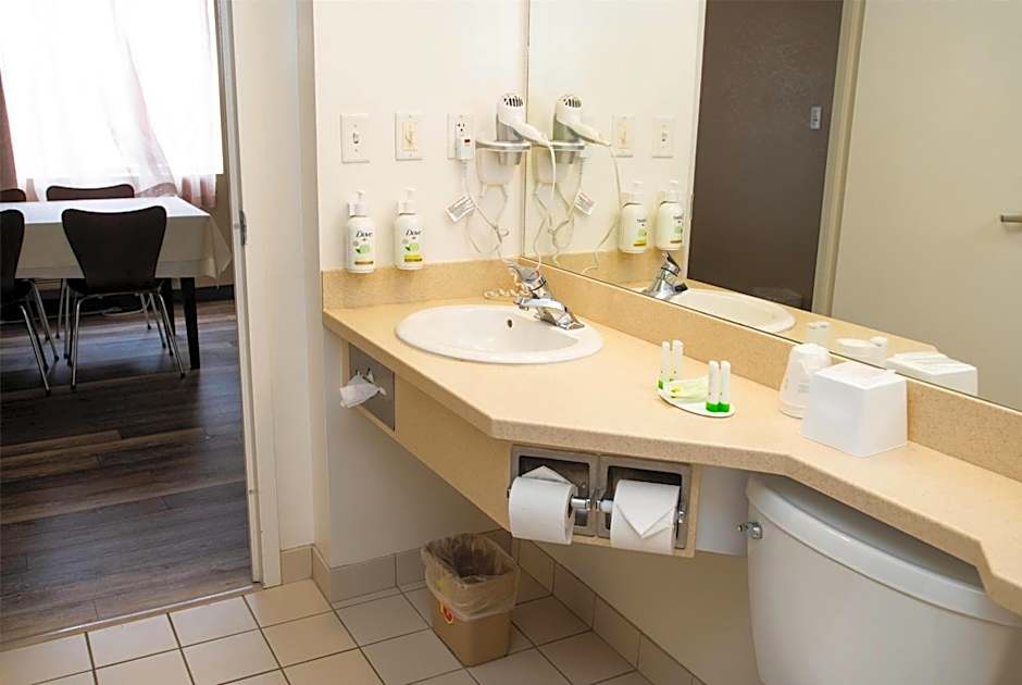 Super 8 by Wyndham Mississauga