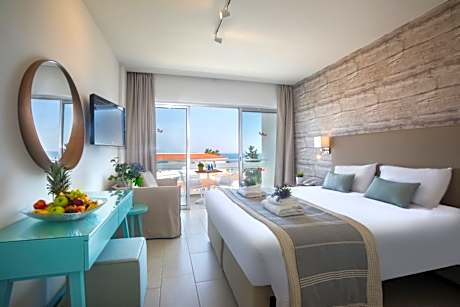 Swim up Superior Room