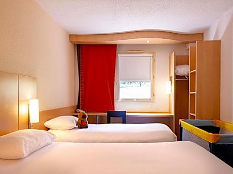 Standard Room With One Double Bed And One Singl E Bed