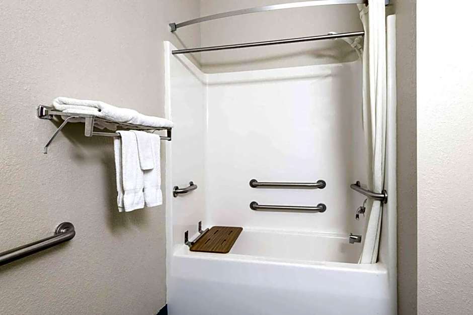 Super 8 by Wyndham Ottawa