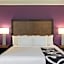 La Quinta Inn & Suites by Wyndham Arlington North Six Flags Drive