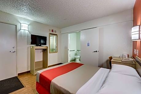 1 Full Bed | ADA/Tub