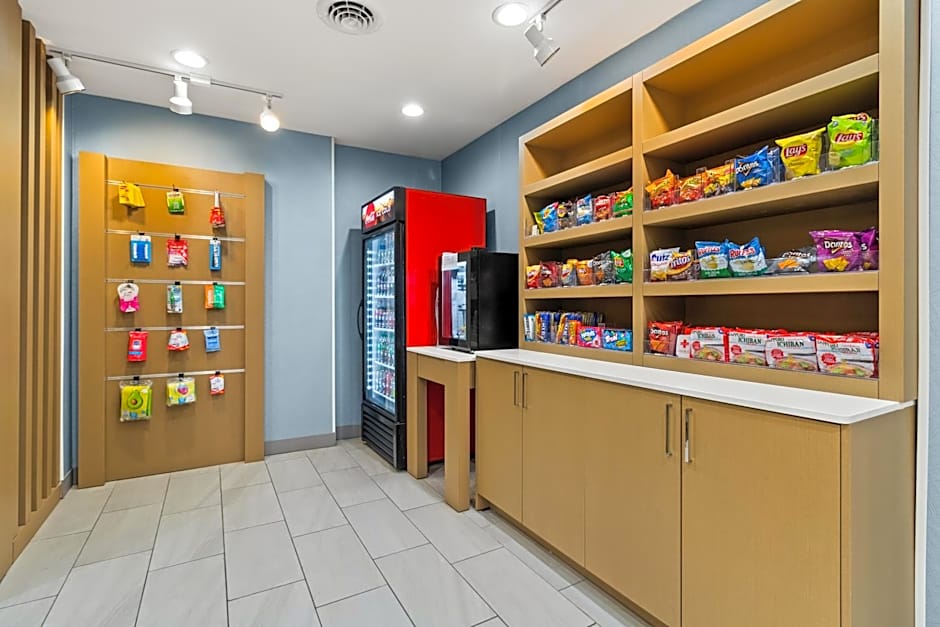 Holiday Inn Express & Suites Fairmont By IHG