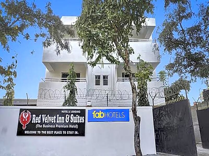 FabHotel Red Velvet Inn & Suites