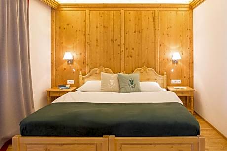 Superior Double or Twin Room with wooden bath tub