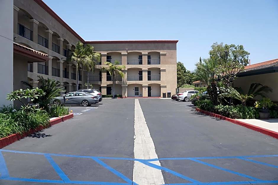 Harbor Inn & Suites