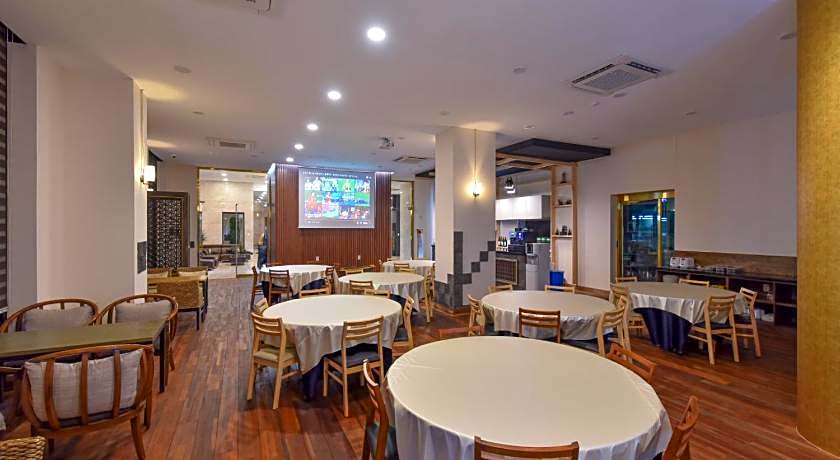 Sea & Moon Tourist Hotel