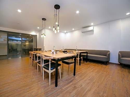 OYO Townhouse 80 Meera Bagh